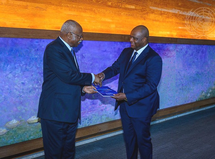 Mhe. Balozi Suleiman H. Suleiman akabidhi Mkataba wa Zama Zijazo kwa Rais wa UN